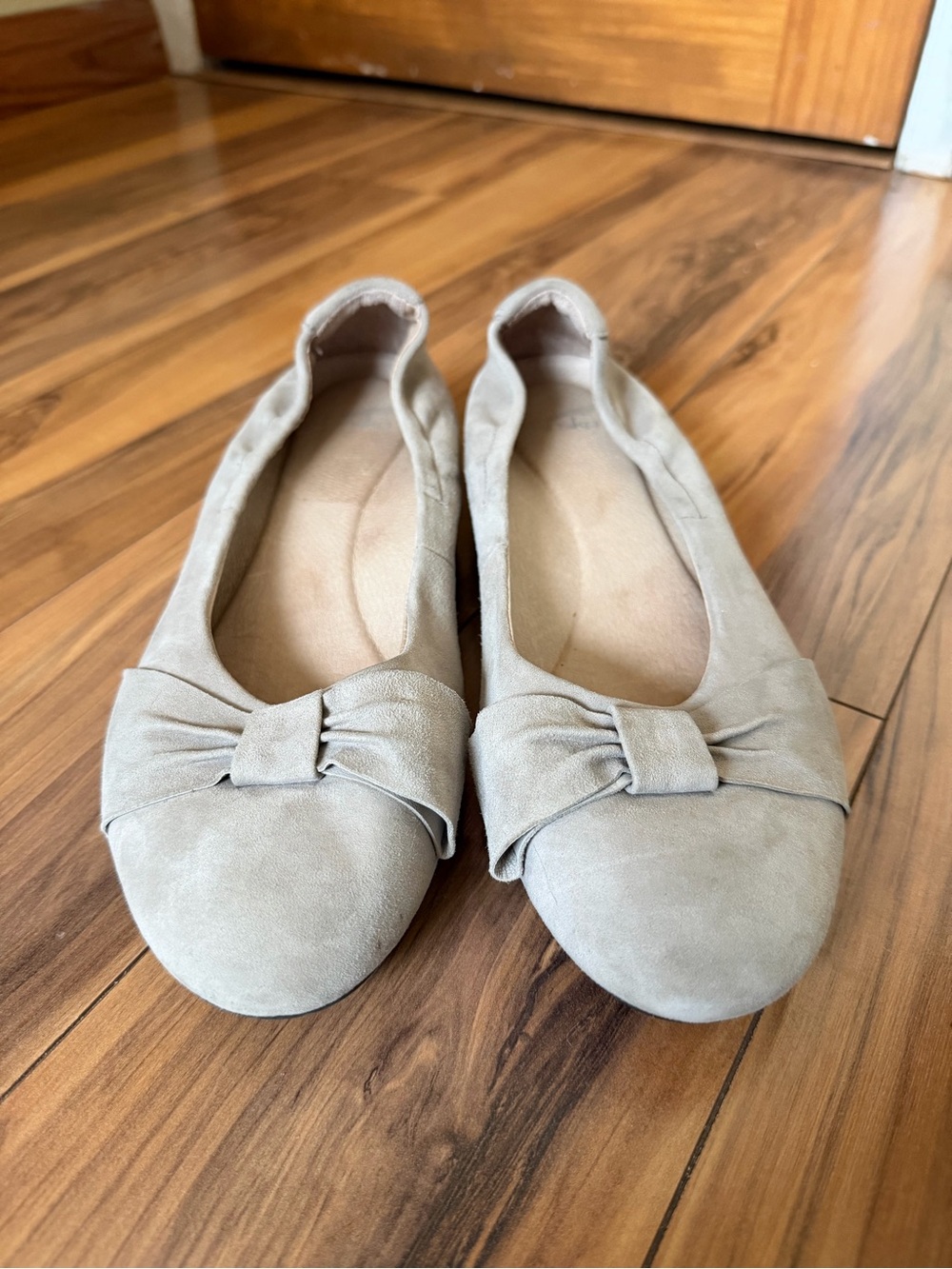 Dansko Women's Beige Bow Suede Ballet Flats